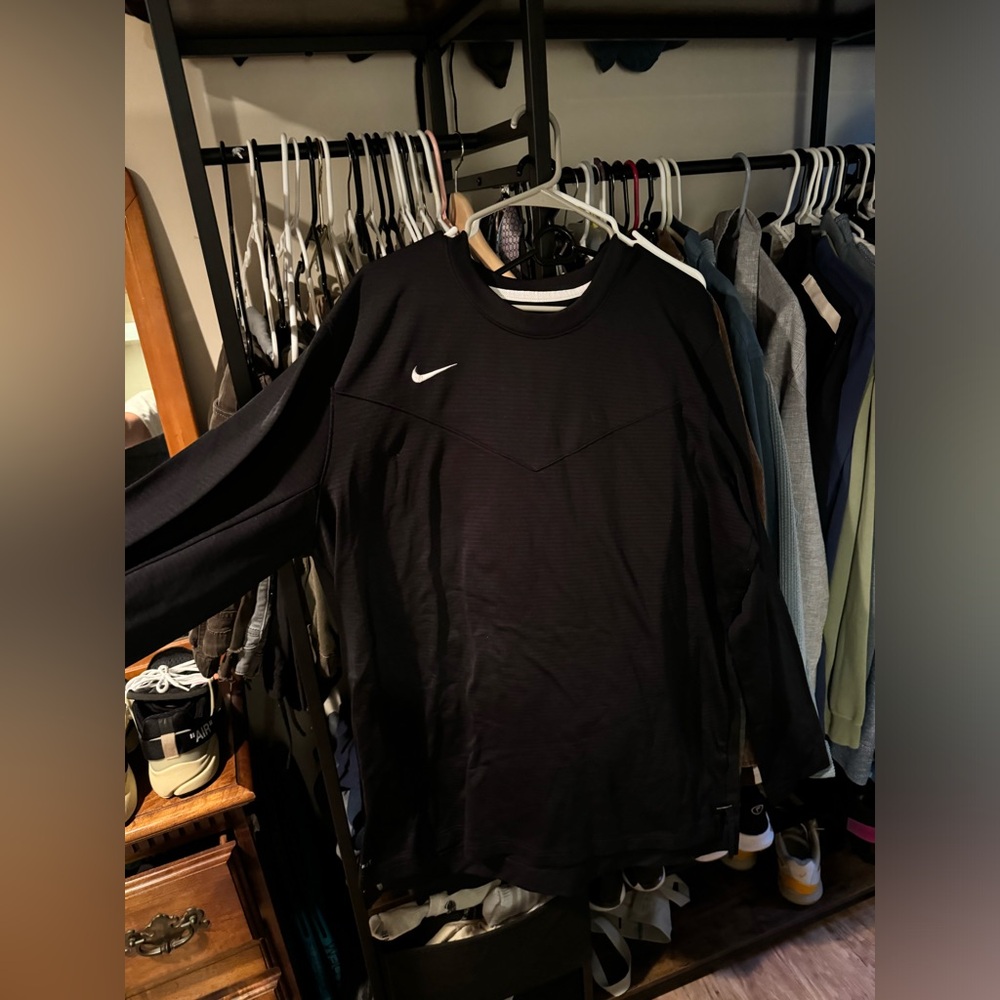 nike bundle - 1 long sleeve and 2 joggers -